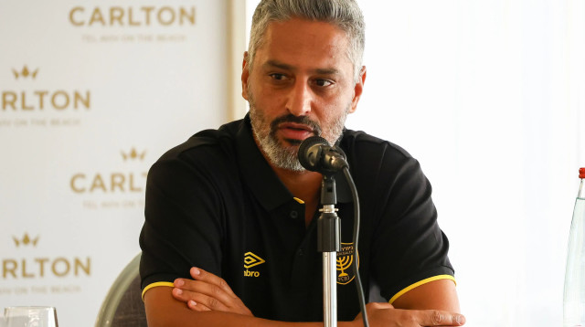 ברק יצחקי מאמן בית"ר ירושלים במסיבת עיתונאים (צילום: דני מרון)