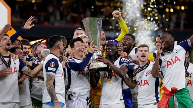 טימו ורנר ושחקני טוטנהאם חוגגים את הזכייה בליגה האירופית (צילום: Getty images)