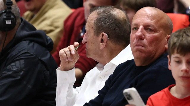 רון חולדאי ראש עיריית תל אביב במשחק של הפועל תל אביב כדורסל (צילום: דני מרון)