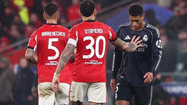 ג'וד בלינגהאם שחקן ריאל מדריד מאוכזב לצד ניקולאס אוטאמנדי שחקן בנפיקה (צילום: רויטרס)