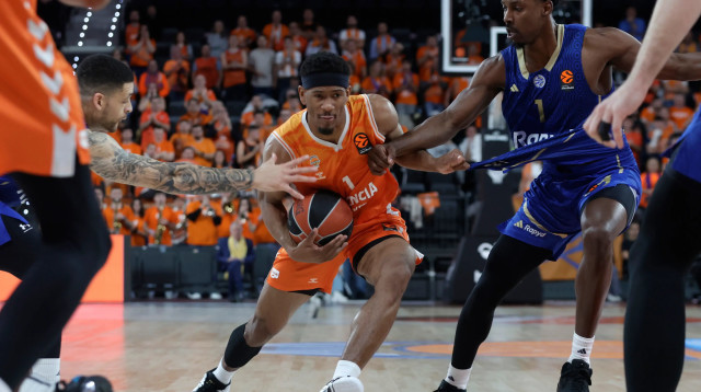 שחקן מכבי תל אביב, ג'יילן הורד, מול שחקן ולנסיה, קמרון טיילור (צילום: אתר רשמי, Miguel Ángel Polo)