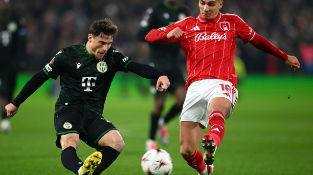 ניקולאס דומינגס שחקן נוטינגהאם פורסט מול גבי קניקובסקי שחקן פרנצווארוש (צילום: אימג'בנק  GettyImages, Clive Mason)