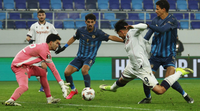 הייטור, רוי רביבו, אופק מליקה שחקני מכבי תל אביב מקיפים את סנטיאגו קסטרו שחקן בולוניה (צילום: רויטרס)