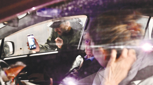 מרדכי דוד חוסם את רכבו של אהרן ברק (צילום: אבשלום ששוני)