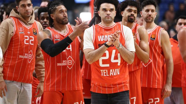 שחקני הפועל תל אביב עם אלייז'ה בריאנט (צילום: דני מרון)