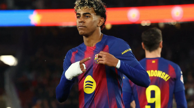 לאמין ימאל שחקן ברצלונה חוגג שער (צילום: רויטרס)