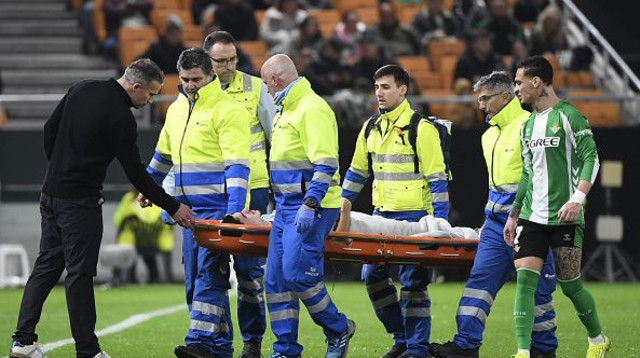 ואן פרסי מנחם את בנו (צילום: GettyImages)