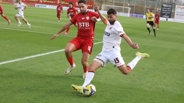 שחקן הפועל חדרה, ספיר איטח, מול שחקן בני יהודה רז נחמיאס (צילום: שלומי גבאי)