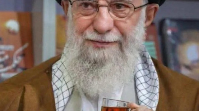 חמינאי שותה תה (צילום: רשתות חברתיות)