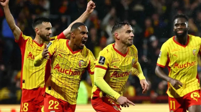 שחקני לאנס חוגגים (צילום: רויטרס, Sarah Meyssonnier)