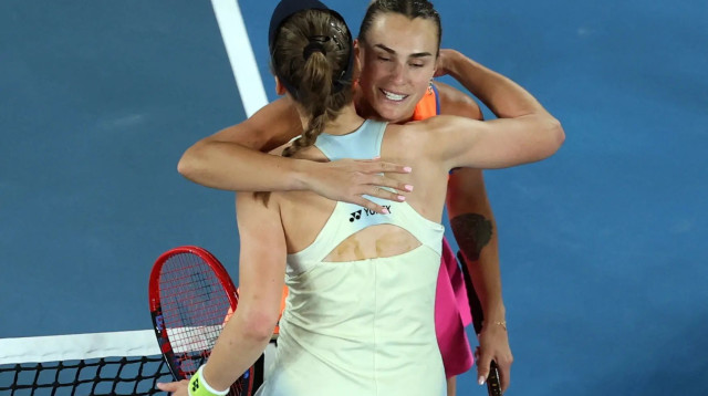 ארינה סבאלנקה מחבקת את ילנה ריבאקינה (צילום: רויטרס)