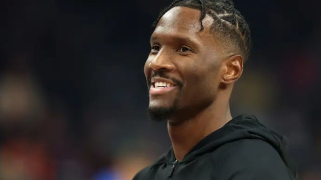 מתייבש על ספסל הסאנס. הייז-דייויס (צילום: GettyImages, Christian Petersen)