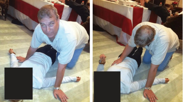 פרשת ג'פרי אפשטיין: הנסיך אנדרו מאונטבאטן-וינדזור כורע מעל אישה אנונימית  (צילום: משרד המשפטים האמריקאי )