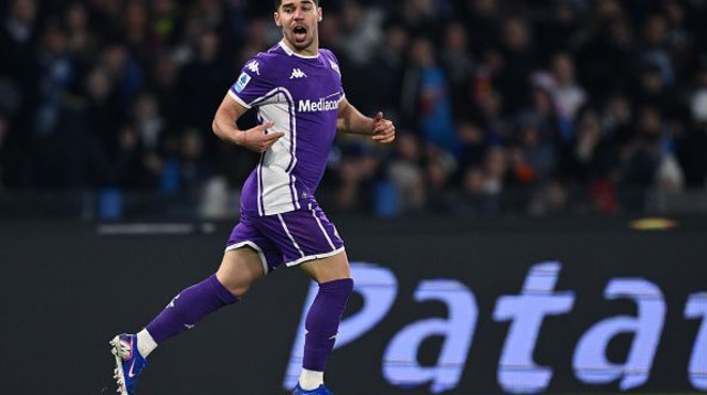 מנור סולומון חוגג שער בכורה במדי פיורנטינה (צילום: Image Photo Agency)