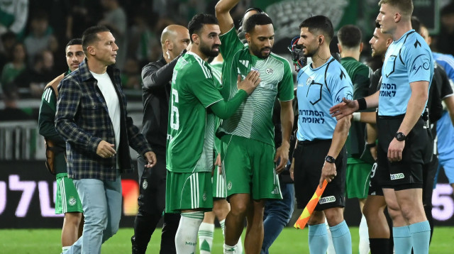 קנג'י גורה, מיכאל אוחנה שחקני מכבי חיפה עם המאמן ברק בכר (צילום: ברני ארדוב)