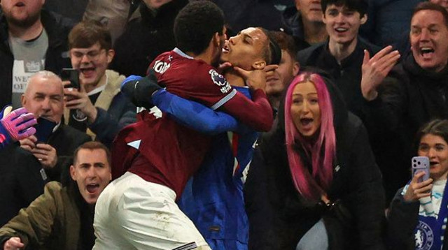 טודיבו מתנפל על ז'ואאו פדרו (צילום: ADRIAN DENNIS)