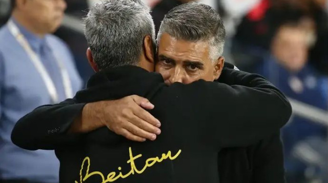 רוב הניצחונות שלו מול בית"ר היו בחוץ. חיים סילבס עם ברק יצחקי (צילום: אודי ציטיאט)