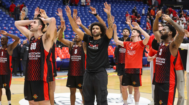 שחקני הפועל ירושלים חוגגים (צילום: לירון מולדובן)