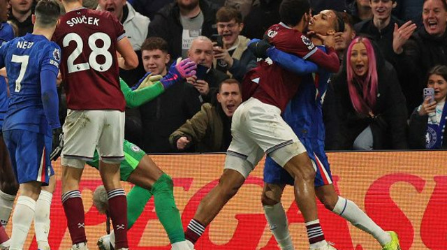 טודיבו מתנפל על ז'ואאו פדרו (צילום: Gettyimages)