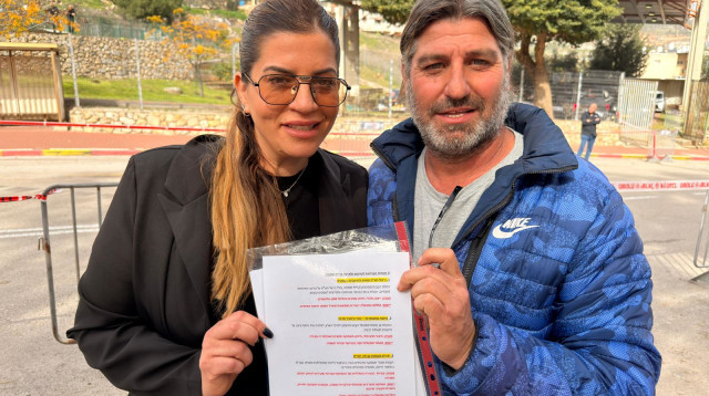 אשר חזיזה ושירן אוחיון עם מסמך דרישות התושבים (צילום: בתיה גלעדי)