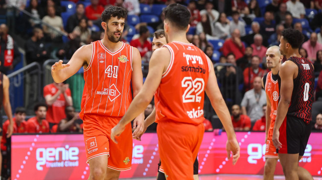 תומר גינת לצד ואסילייה מיציץ', שחקני הפועל תל אביב (צילום: לירון מולדובן)