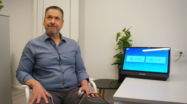 מטופל עם המכשיר CORA של חברת AccuLine (צילום: יח"צ)