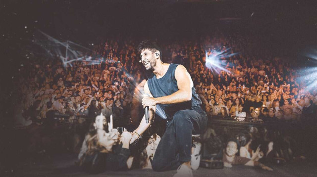 עידן עמדי בהופעה (צילום: אורית פניני)