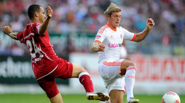 גילי ורמוט במדי קייזרסלאוטרן מול טוני קרוס (צילום: GettyImages)