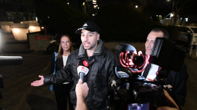 מרדכי דוד בהגיעו לתחנת המשטרה (צילום: אבשלום ששוני)