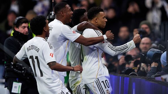 שחקני ריאל מדריד חוגגים עם קיליאן אמבפה את שער הניצחון (צילום: Quality Sport Images)