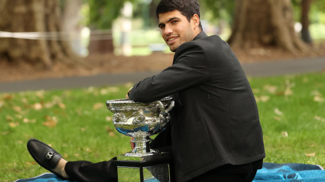 קרלוס אלקראס חוגג עם הגביע באוסטרליה (צילום: GettyImages)