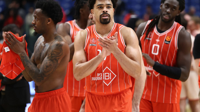 שחקן הפועל תל אביב קולין מלקולם לצד אנטוניו בלייקני (צילום: דני מרון)