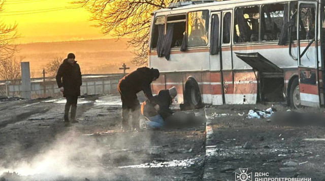 האוטובוס האוקראיני שהותקף על ידי כטב"ם רוסי (צילום: משרד הפנים של אוקראינה)