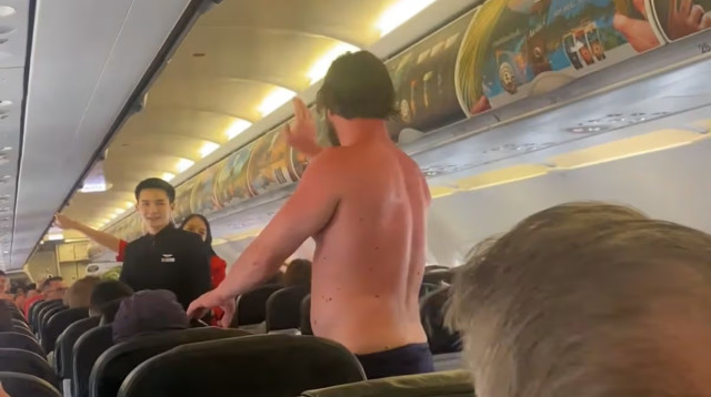 הנוסע שהתפשט (צילום: צילום מסך)