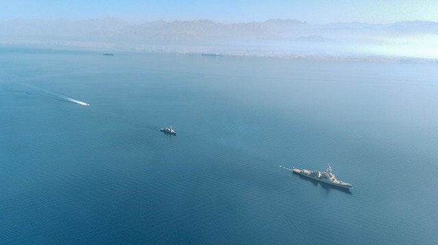 תרגיל משותף של המשחתת האמריקאית עם ספינות קרב של זרוע הים (צילום: דובר צה"ל)