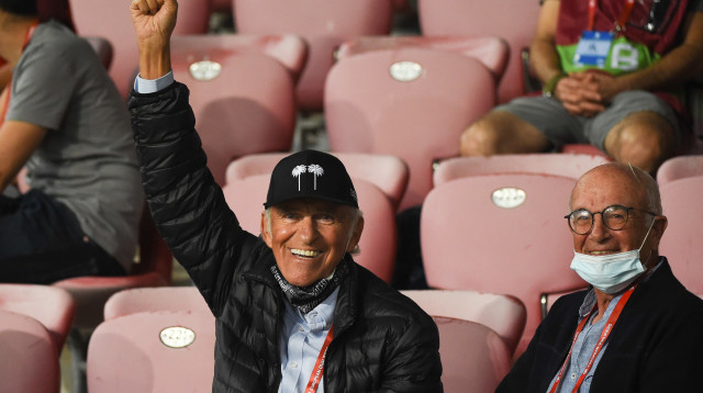 מוטל'ה שפיגלר מרוצה ביציע (צילום: ברני ארדוב)