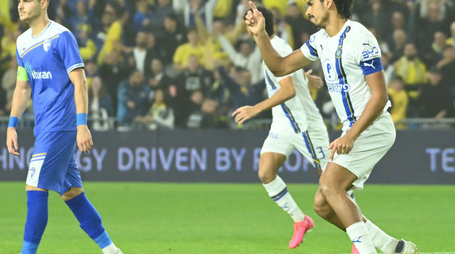 דור פרץ שחקן מכבי תל אביב חוגג שער (צילום: ברני ארדוב)