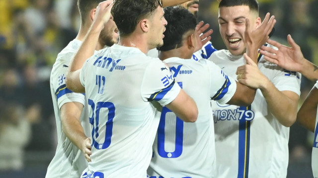 שחקני מכבי תל אביב חוגגים (צילום: ברני ארדוב)