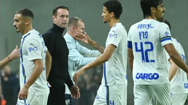 רוני דיילה עם שחקניו (צילום: ברני ארדוב)