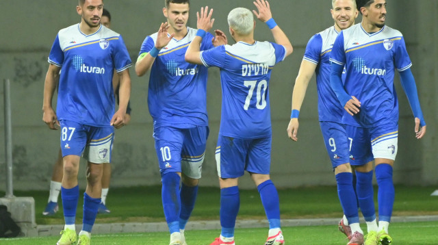 שרצקי, מרטינס, אוגריסה ושחקני קרית שמונה חוגגים (צילום: ברני ארדוב)