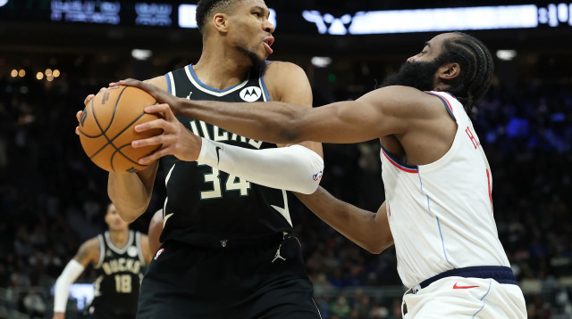 יאניס אנטטוקומפו מול ג'יימס הארדן (צילום: GettyImages, Stacy Revere)