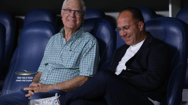 נשיא מכבי חיפה יעקב שחר לצד איציק עובדיה (צילום: מאור אלקסלסי)