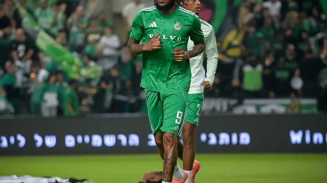 טריבנטה סטיוארט שחקן מכבי חיפה בחימום (צילום: אריאל שלום)