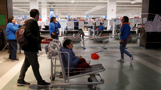 עובדי וולמארט (צילום: רויטרס)