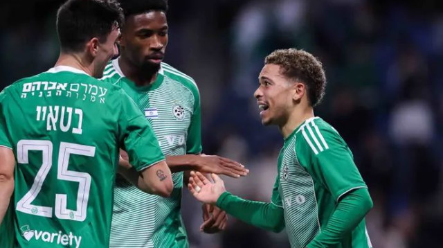 שחקני מכבי חיפה חוגגים עם מנואל בנסון (צילום: מאור אלקסלסי)