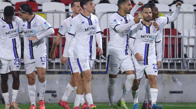 שחקני הפועל פתח תקוה (צילום: מאור אלקסלסי)