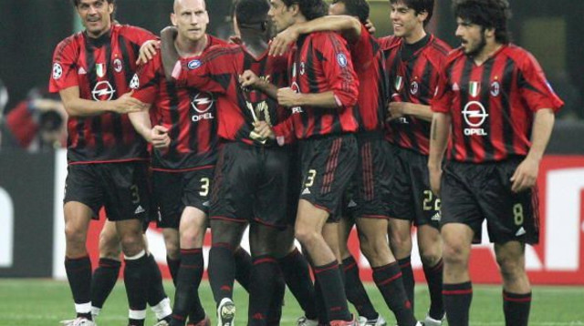 שחקני מילאן חוגגים (צילום: PACO SERINELL)