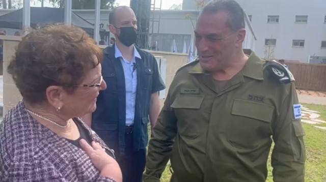 הרמטכ"ל אייל זמיר עם מרים פרץ  (צילום: אבי אשכנזי)