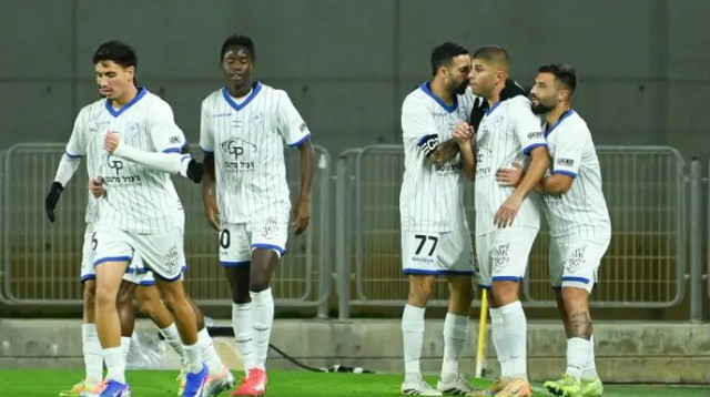 שחקני מכבי יפו חוגגים (צילום: ברני ארדוב)