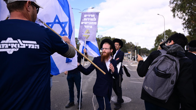 הפגנת החרדים בלשכת הגיוס (צילום: אבשלום ששוני)
